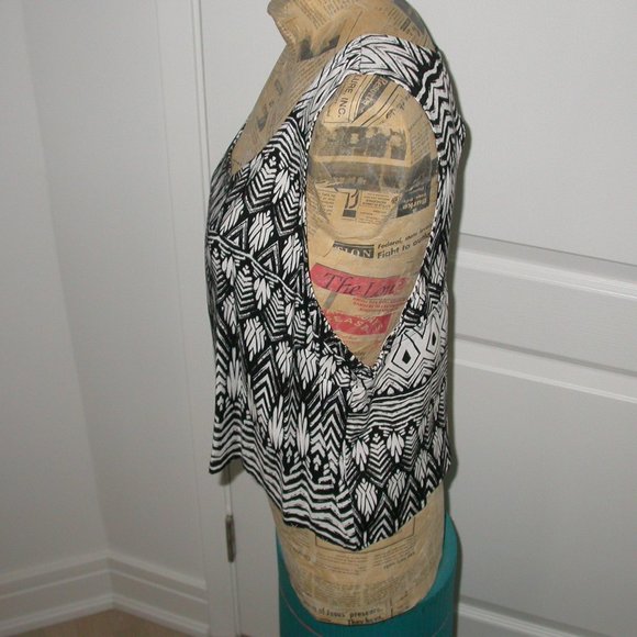 Crop Top - Black and White - Picture 2 of 6